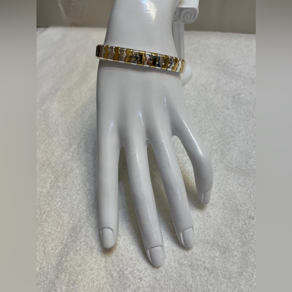 FLEXIBLE BRACELET IN A CHEVRON AND BI-COLOUR DESIGN